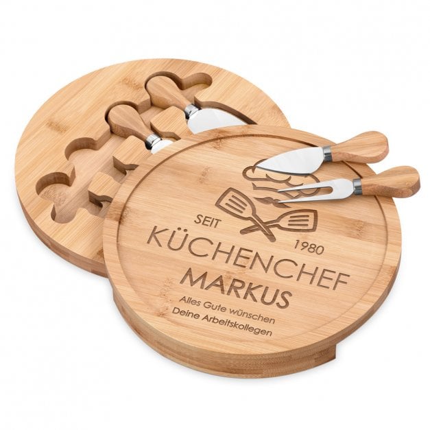 Rundes Käsebrett aus Holz mit Gravur für einen Chefkoch zum Geburtstag