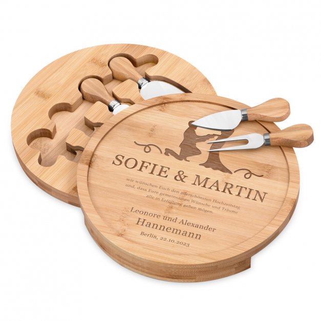 Rundes Käsebrett aus Holz mit Gravur für ein Brautpaar zur Hochzeit