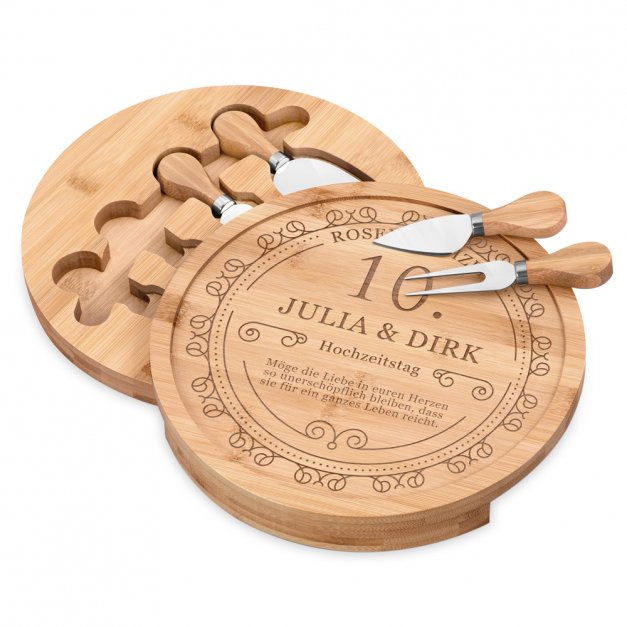 Rundes Käsebrett aus Holz mit Gravur für ein Paar zum 10. Hochzeitstag