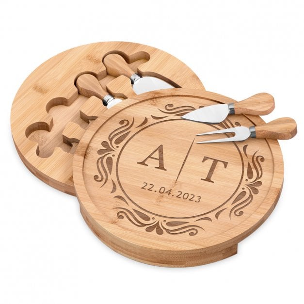 Rundes Käsebrett aus Holz mit Gravur für ein Paar zur Hochzeit, zum Jahrestag