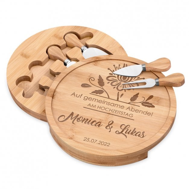 Rundes Käsebrett aus Holz mit Gravur für ein Paar zum Hochzeitstag