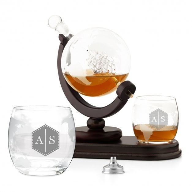 Whisky Karaffe in Globusform mit Schiff mit 2 Gläsern für einen Whiskyfan mit eingravierten Initialen