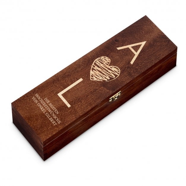 Geschenkbox für Wein aus Kiefernholz mit Gravur Dunkelbraun für ein Brautpaar zur Hochzeit