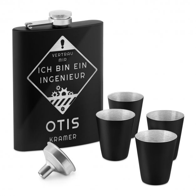 Schwarzer Flachmann mit 4 Schnapsbechern und Gravur für einen Ingenieur