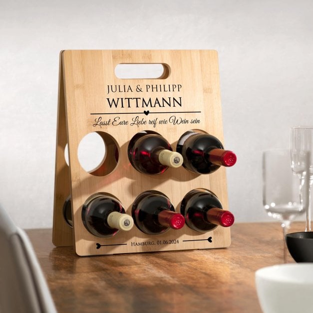 Weinständer aus Bambusholz mit Aufdruck für ein Paar zur Hochzeit zum Hochzeitstag Einzug