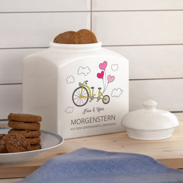 Weiße Keramikdose mit Aufdruck für ein Brautpaar zur Hochzeit Fahrrad