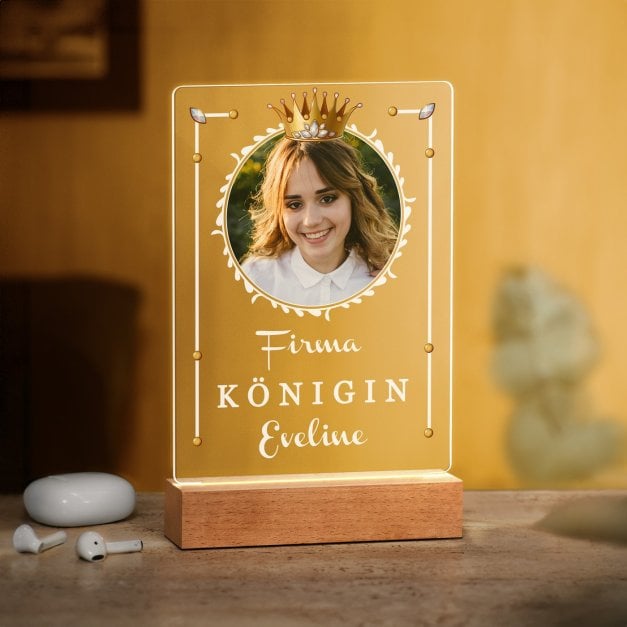 Beleuchteter LED-Rahmen mit eigenen Fotos und Holzständer Größe L für eine Königin