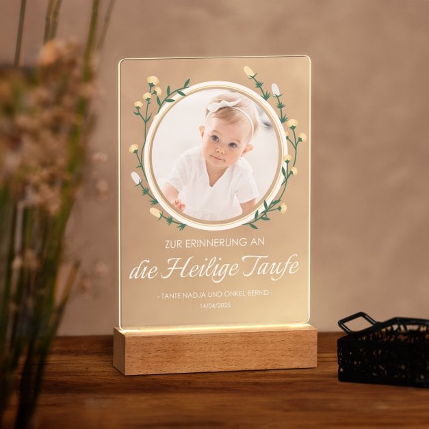 Beleuchteter LED-Rahmen mit eigenen Fotos und Holzständer Größe L für ein Baby zur Taufe