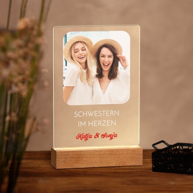 Beleuchteter LED-Rahmen mit eigenen Fotos und Holzständer Größe L für Ihre Schwester Schwestern Freundinnen