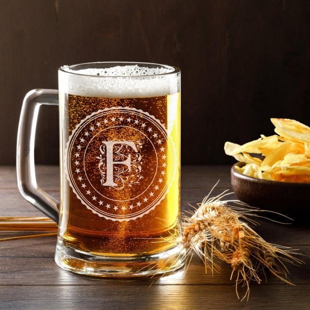 Bierkrug aus Glas mit Gravur für einen Partymenschen zum Geburtstag
