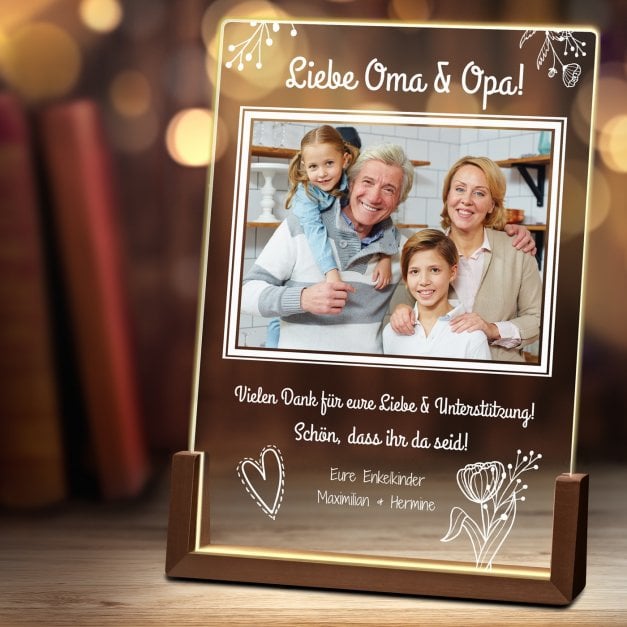 Beleuchtetes Acrylglas mit eigenen Fotos und Holzständer Größe XL für Ihre Großeltern