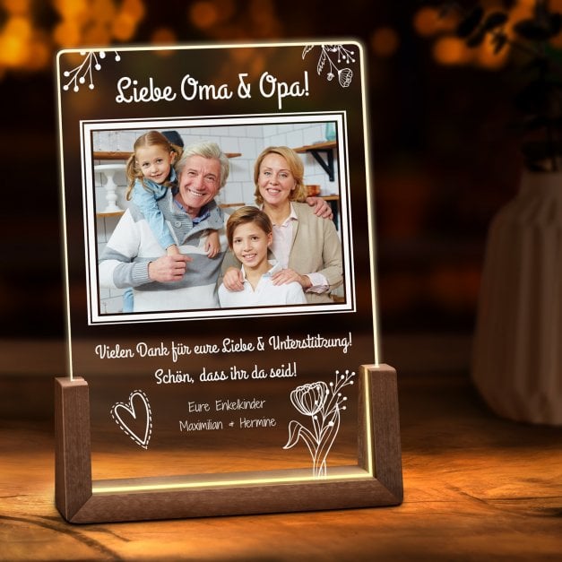 Beleuchtetes Acrylglas mit eigenen Fotos und Holzständer Größe L für Ihre Großeltern als Dankeschön