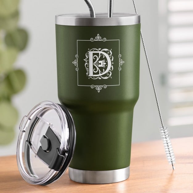 Grüner Thermobecher mit transparentem Deckel und Gravur mit Initiale zum Ehrentag