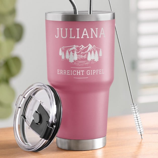 Pink Thermobecher mit transparentem Deckel und Gravur für eine Bergliebhaberin zum Ehrentag zur Beförderung