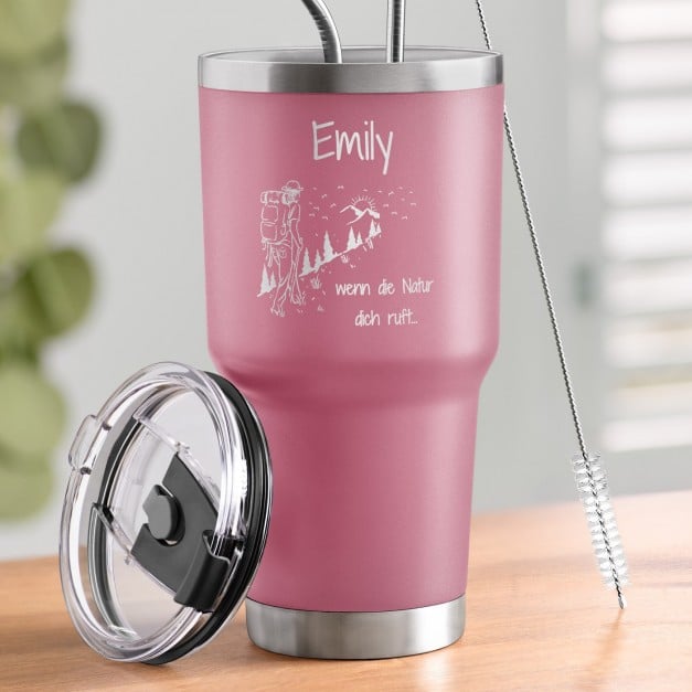 Pink Thermobecher mit transparentem Deckel und Gravur für eine Bergliebhaberin und Reisende zum Ehrentag