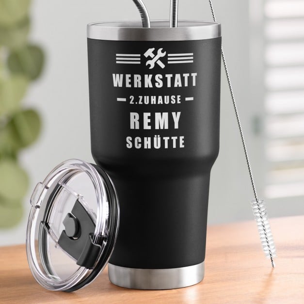 Schwarzer Thermobecher mit transparentem Deckel und Gravur für einen Handwerker