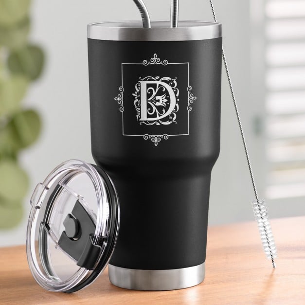 Schwarzer Thermobecher mit transparentem Deckel und Gravur mit Initiale 