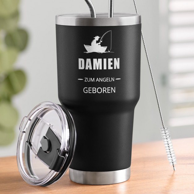Schwarzer Thermobecher mit transparentem Deckel und Gravur für einen Angler 