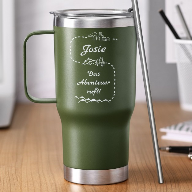 Grüner Isolierbecher mit transparentem Deckel und Gravur für eine Weltenbummlerin Bergliebhaberin zum Ehrentag