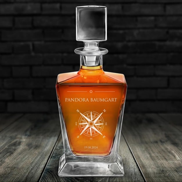 Pyramid Whisky Karaffe mit Gravur für eine Weltenbummlerin zum Geburtstag