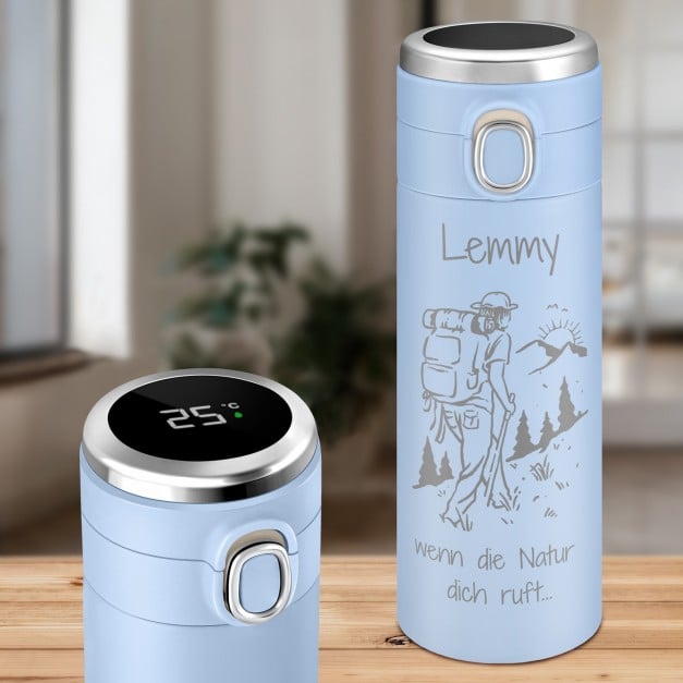 Blauer Reisebecher mit Gravur und LED-Touch-Anzeige für einen Weltenbummler, Bergliebhaber