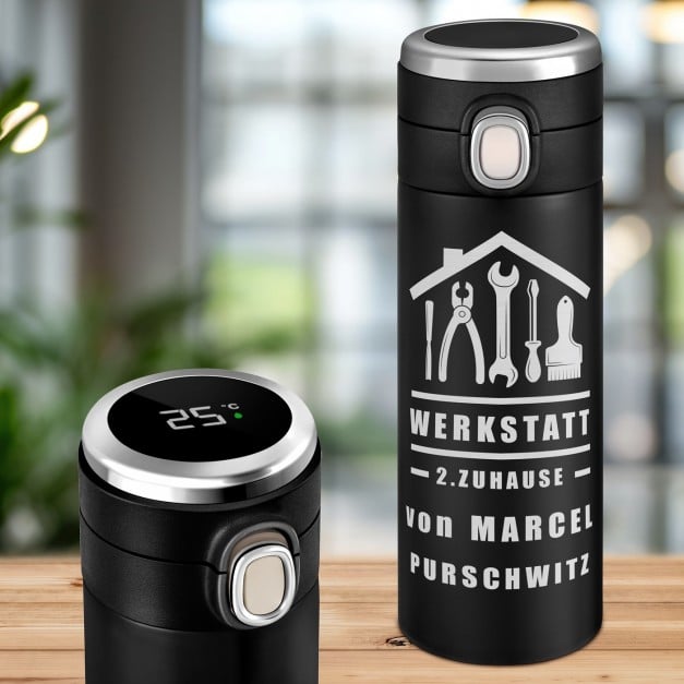 Schwarzer Reisebecher mit Gravur und LED-Touch-Anzeige für einen Heimwerker