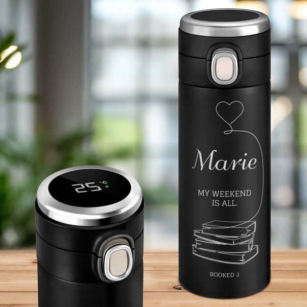 Schwarzer Reisebecher mit Gravur und LED-Touch-Anzeige für eine Bücherliebhaberin