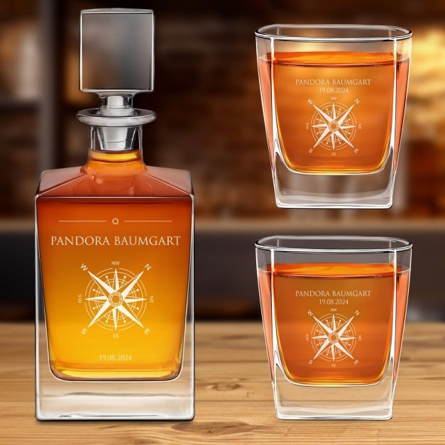 Cube Whisky Karaffe mit 2 Gläsern und Gravur für eine Weltbummlerin, Bergsteigerin, Seglerin zum Jubiläum