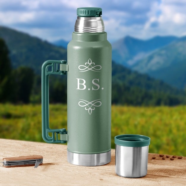 Grüne Thermosflasche mit Gravur und Trinkbecher für einen Gentleman