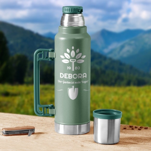 Grüne Thermosflasche mit Gravur und Trinkbecher für eine Hobbygärtnerin