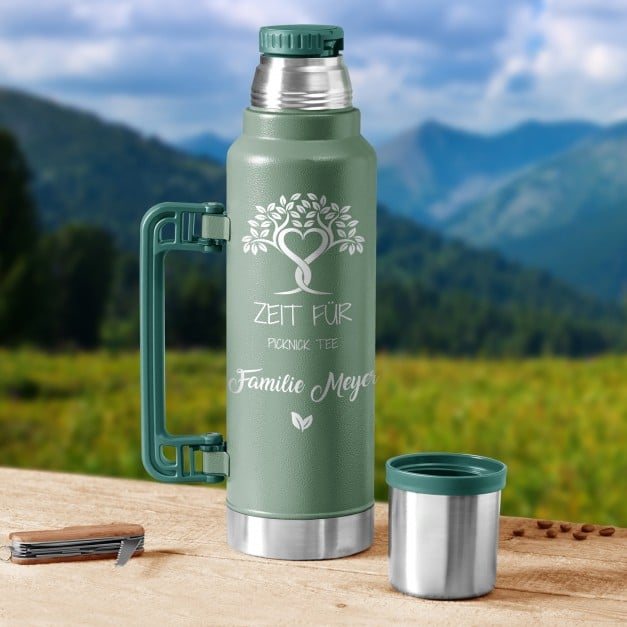 Grüne Thermosflasche mit Gravur und Trinkbecher für ein Paar zum Hochzeitstag zur Einweihung