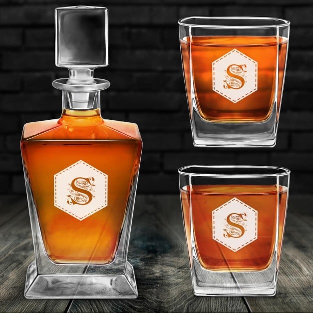 Pyramid Whisky Karaffe mit 2 Gläsern und Gravur für einen Whiskyfan zum Jubiläum