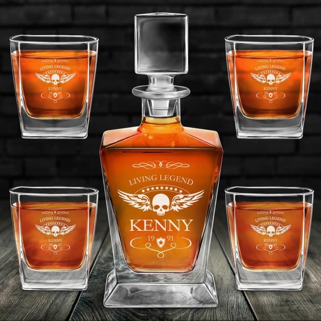 Pyramid Whisky Karaffe mit 4 Gläsern und Gravur ür einen Motorradfan zum Geburtstag