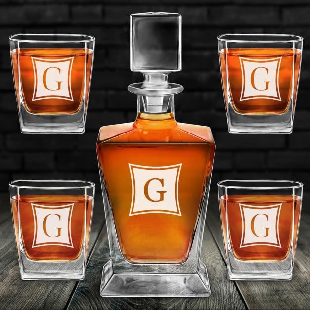 Pyramid Whisky Karaffe mit 4 Gläsern mit eingraviertem Initiale für einen echten Gentleman, Whiskyfan