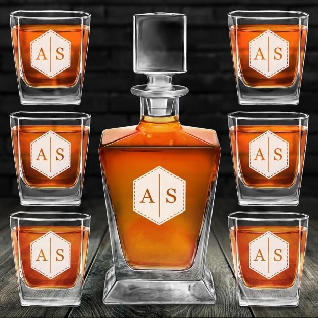 Pyramid Whisky Karaffe mit 6 Gläsern mit eingravierten Initialen für ein Liebespaar