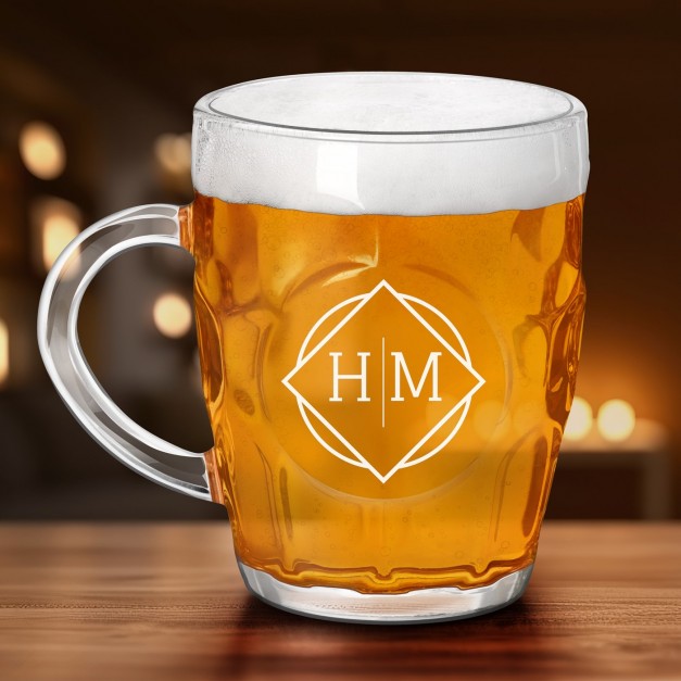 Bierkrug mit eingravierter Initiale für einen Biertrinker