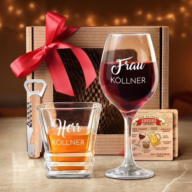 Wein- und Whisky Geschenk-Set mit Öffner und Untersetzer für ein Liebespaar zum Jahrestag