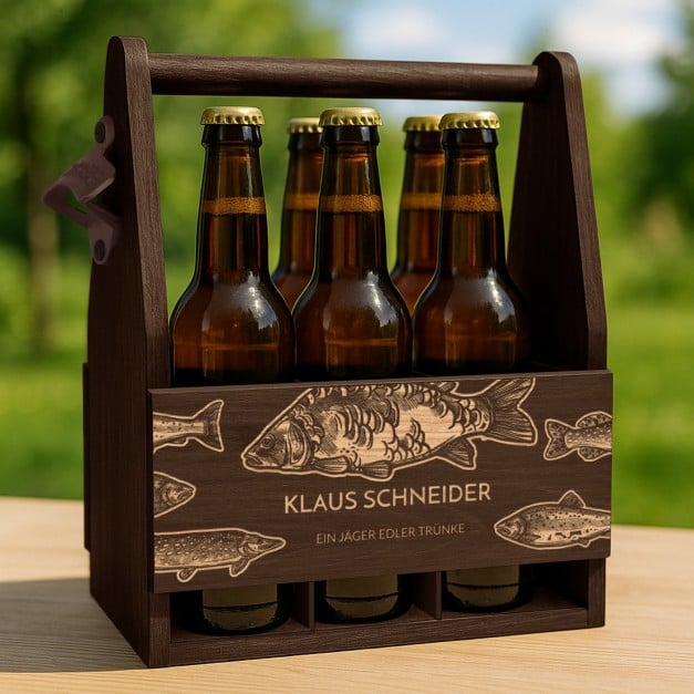 Bierträger aus Holz mit Flaschenöffner und Gravur für einen Angler