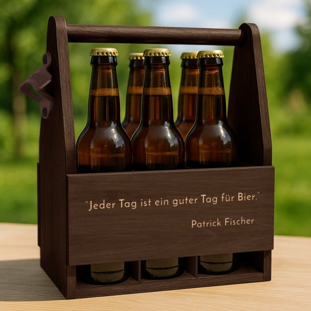 Bierträger aus Holz mit Flaschenöffner und Gravur für einen Biertrinker
