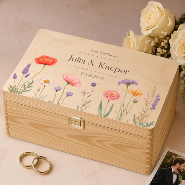 Kreative Erinnerungsbox aus Kiefernholz mit Aufruck für ein Hochzeitspaar