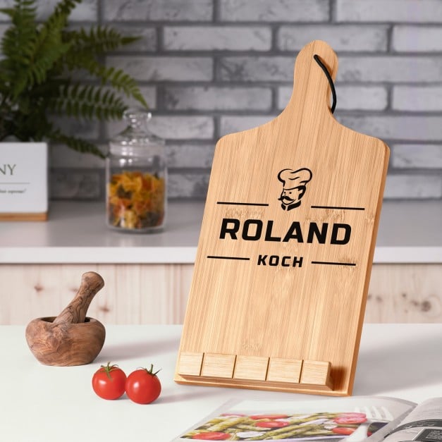 Buchständer in Form eines Küchenbretts mit Aufdruck für einen Koch zum Geburtstag