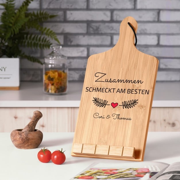 Buchständer in Form eines Küchenbretts mit Aufdruck für ein Ehepaar