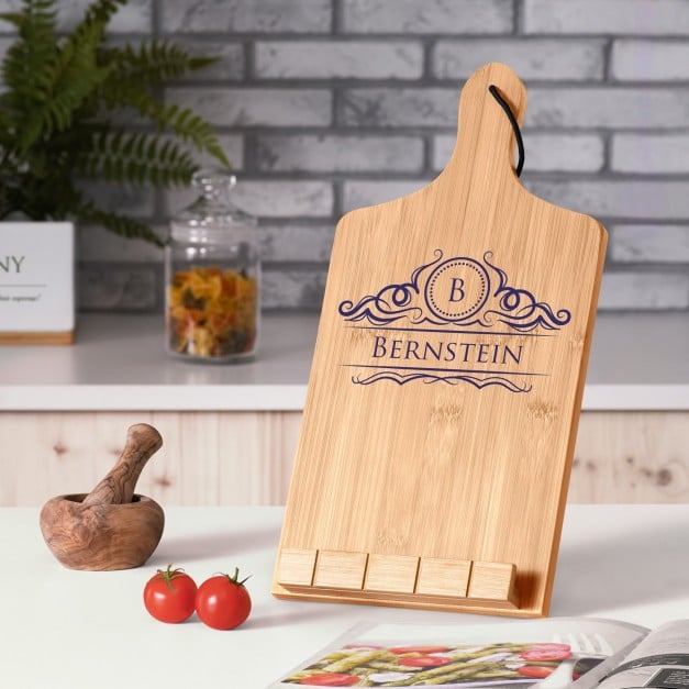 Buchständer in Form eines Küchenbretts mit Aufdruck für ein Ehepaar zum Hochzeitstag