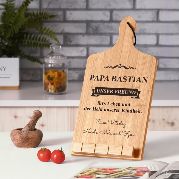 Buchständer in Form eines Küchenbretts mit Aufdruck für Ihren Papa