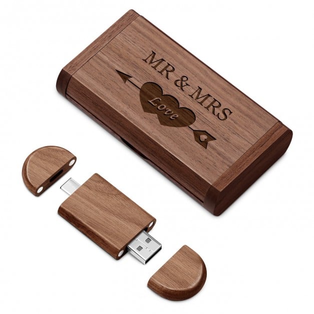 Hölzerner USB-Stick mit Gravur 64 GB für ein Ehepaar zur Hochzeit, zum Hochzeitstag