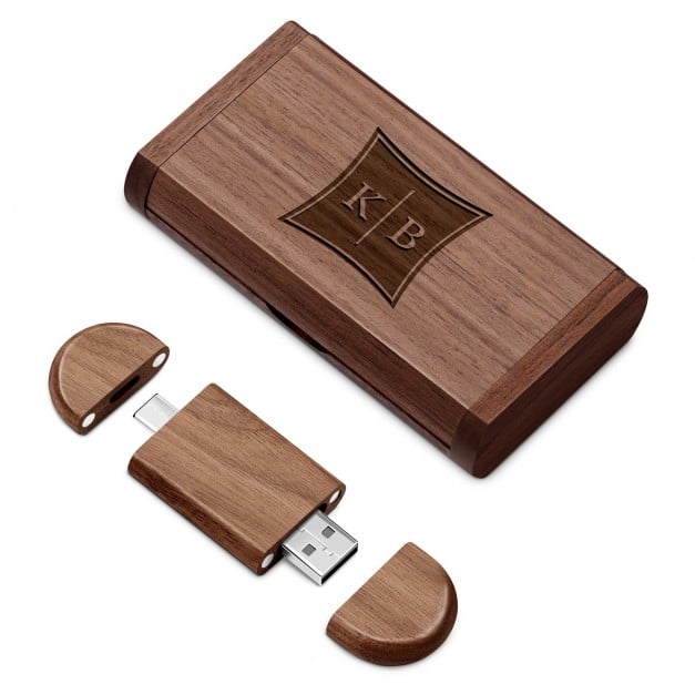 Hölzerner USB-Stick mit eingravierten Initialen 64 GB für ein Paar