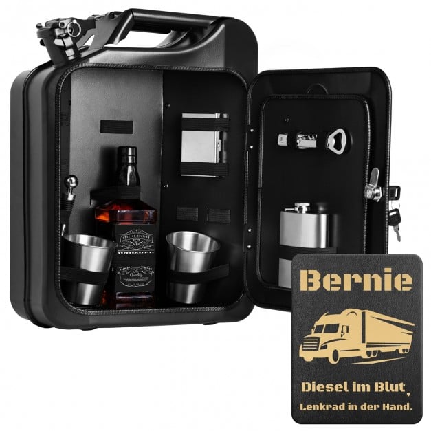 Schwarzer Minibar-Kanister mit Ausrüstung und Gravur für einen LKW-Fahrer