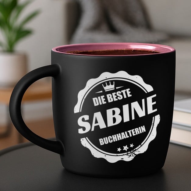 Keramikbecher mit Gravur Schwarz/Matt und Pink für die Buchhalterin Arbeitskollegin