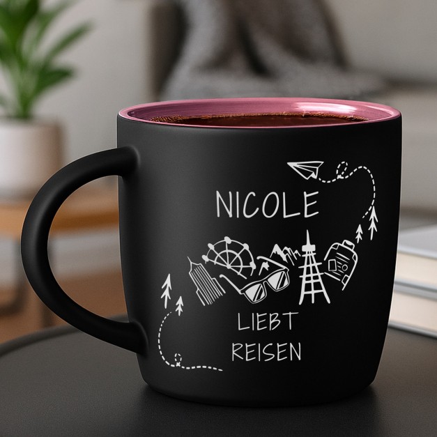 Keramikbecher mit Gravur Schwarz/Matt und Pink für eine Weltenbummlerin