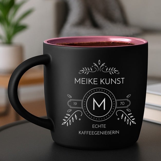 Keramikbecher mit Gravur Schwarz/Matt und Pink für eine Kaffeeliebhaberin zum Geburtstag
